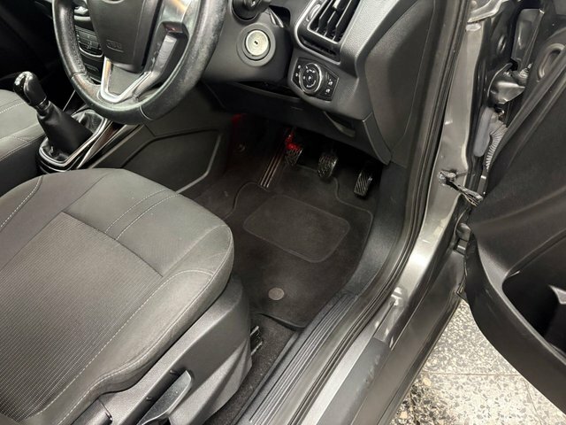 Ford B-Max B-max Titanium Navigator White #29