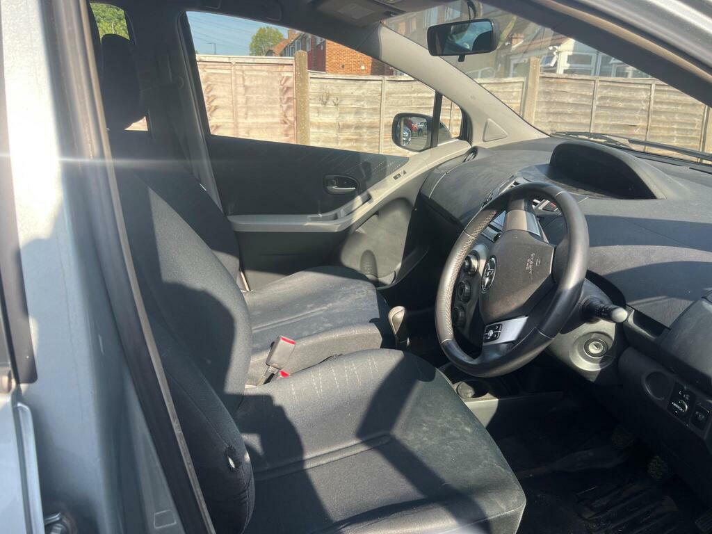 Toyota Yaris 1.3 Vvt-i Tr Silver #4