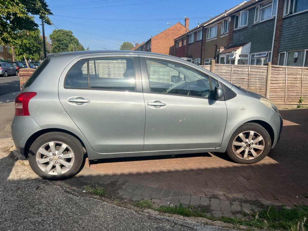 Toyota Yaris 1.3 Vvt-i Tr Silver #2