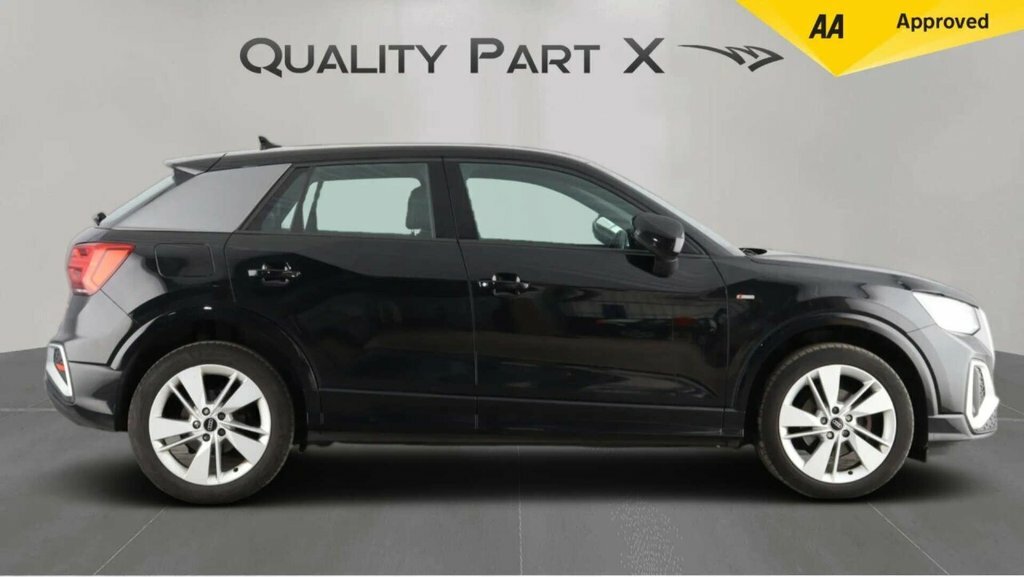 Audi Q2 Suv YP23UWV Black #4