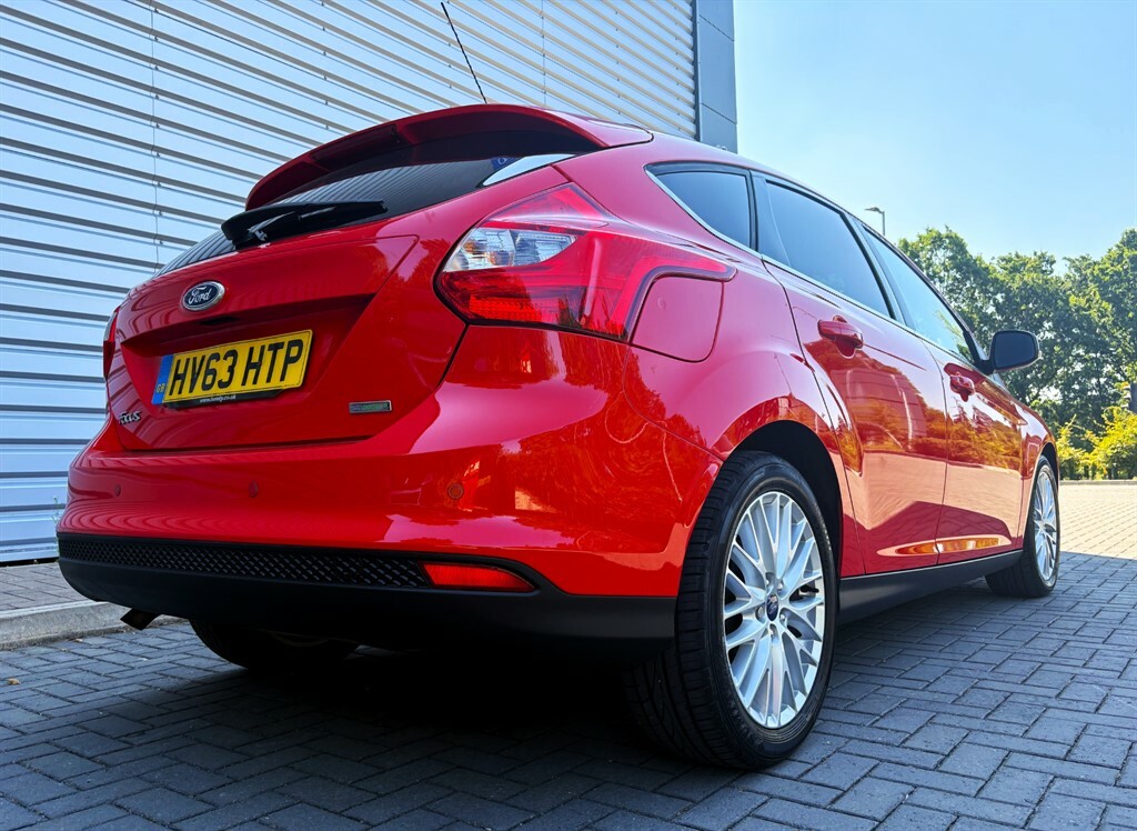 Ford Focus Hatchback Red #4