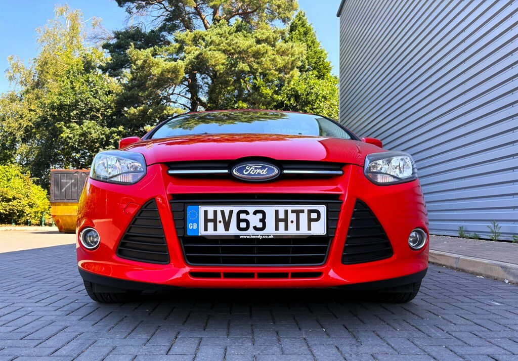 Ford Focus Hatchback Red #6