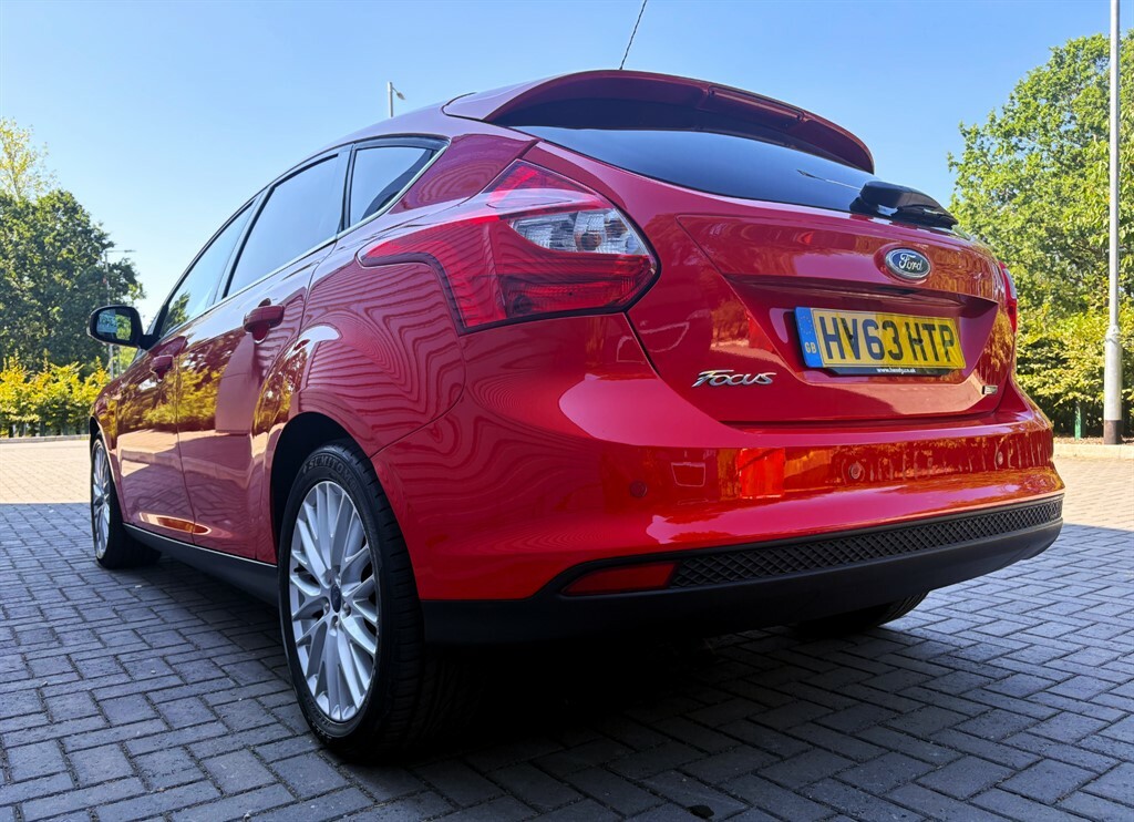 Ford Focus Hatchback Red #5