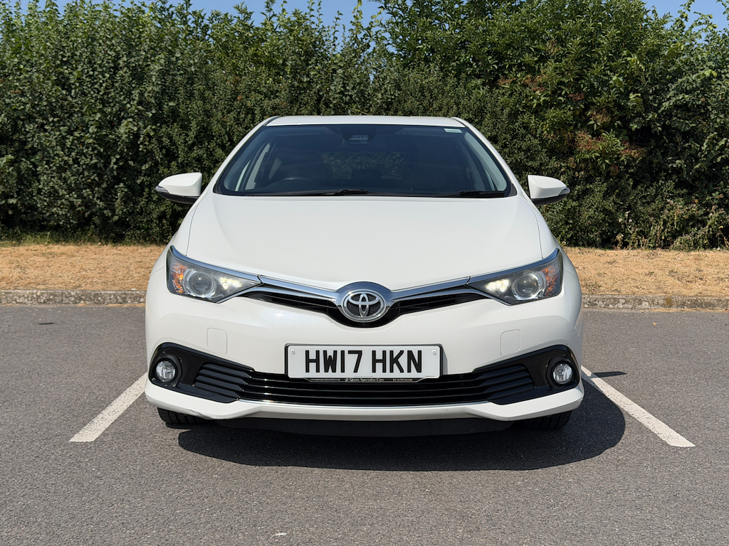 Toyota Auris 1.2 L 1.2 Vvt-i Design Hatchback White #2