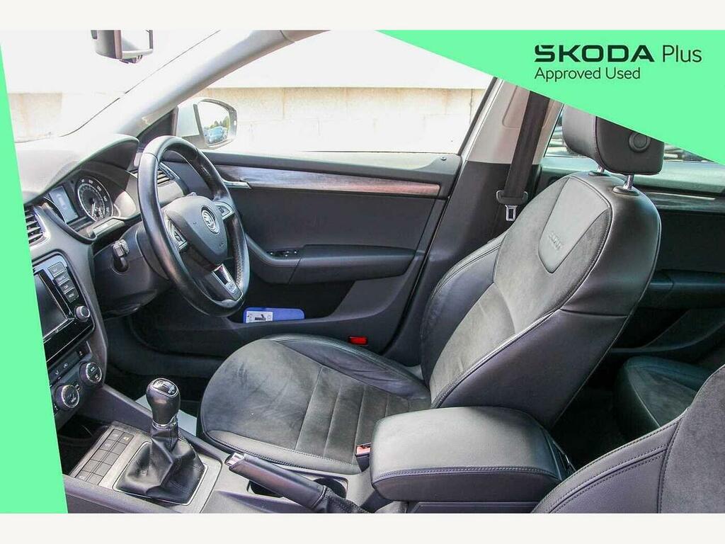 Skoda Octavia 2015 2.0 Tdi Cr Scout 4X4 White #2