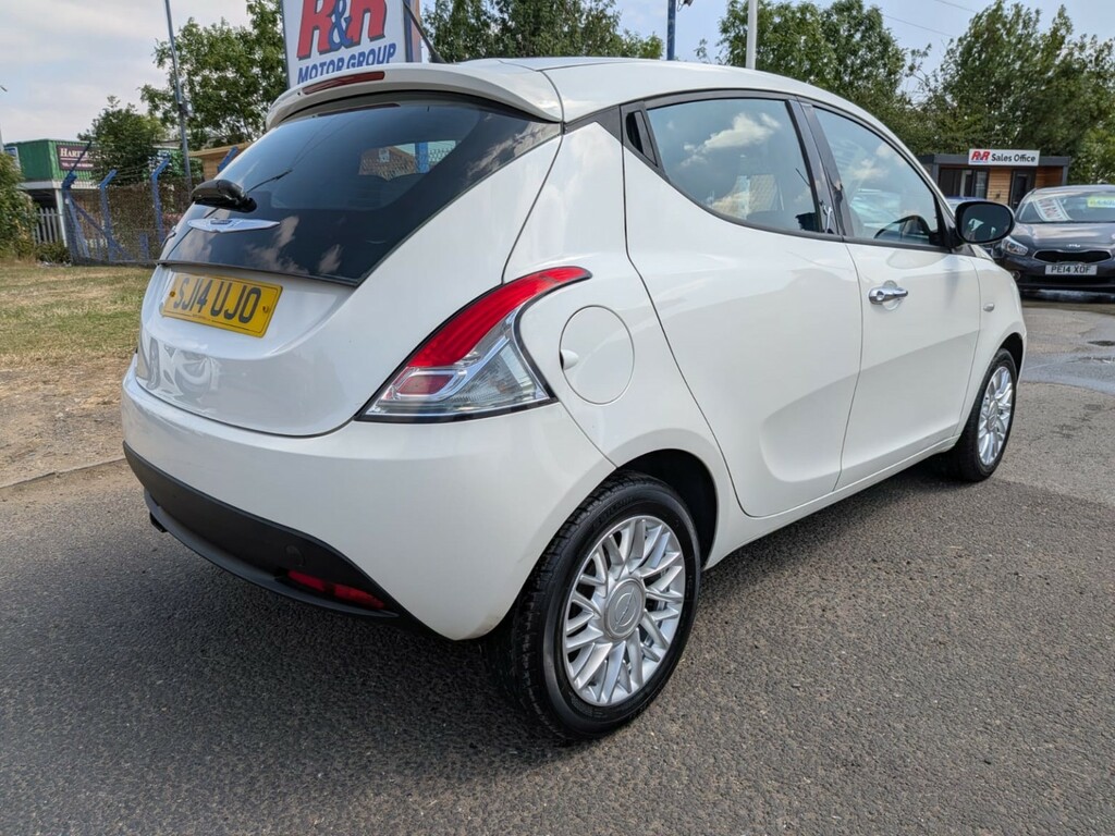 Chrysler Ypsilon Hatchback 1.2 Ypsilon 1.2 Se 2014 White #5
