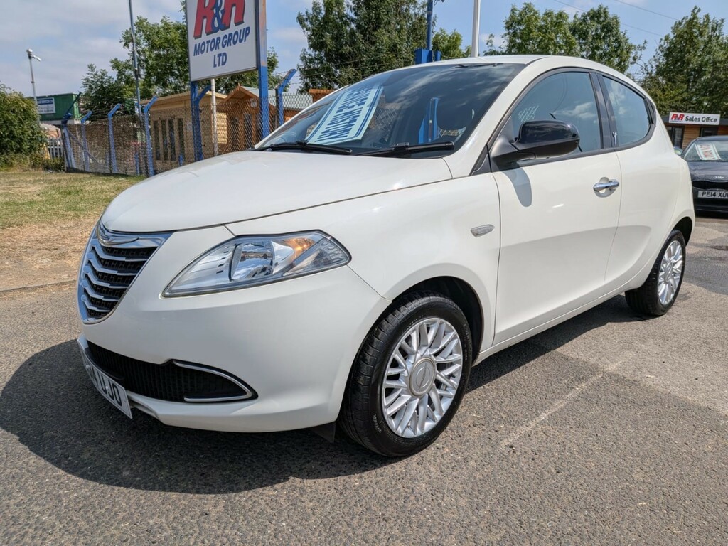 Chrysler Ypsilon Hatchback 1.2 Ypsilon 1.2 Se 2014 White #3