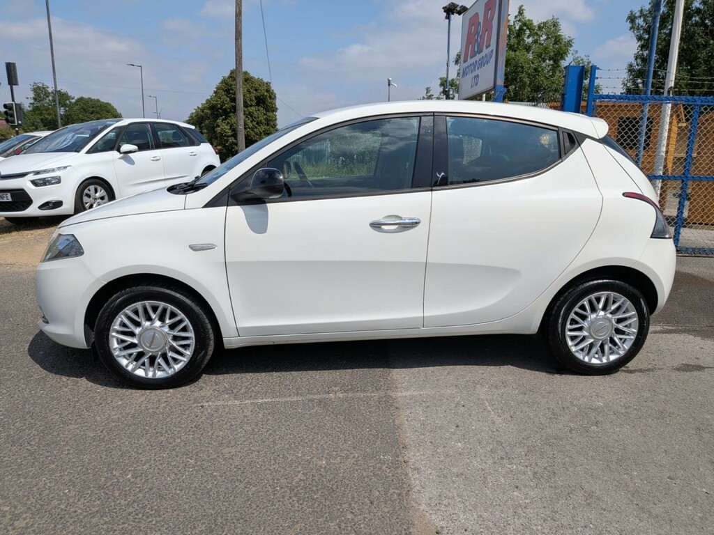 Chrysler Ypsilon Hatchback 1.2 Ypsilon 1.2 Se 2014 White #6
