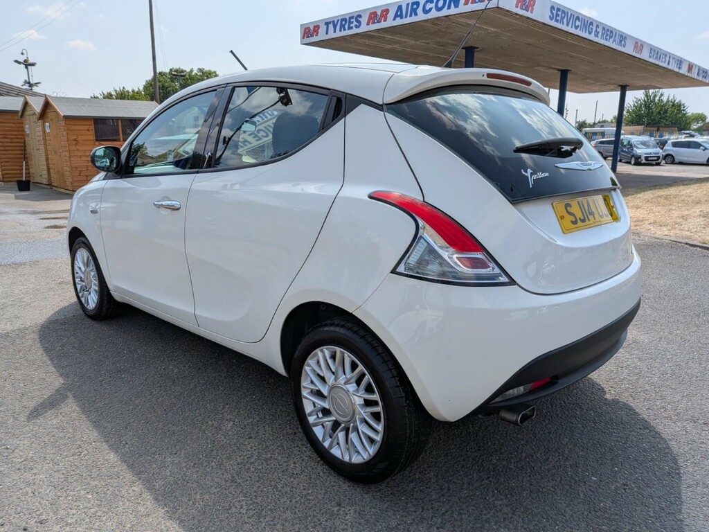 Chrysler Ypsilon Hatchback 1.2 Ypsilon 1.2 Se 2014 White #4