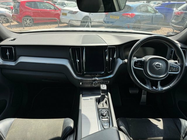 Volvo XC60 2018 2.0 D5 Powerpulse R-design Suv Aut KY18MVW White #3