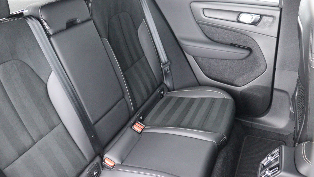 Volvo XC40 T3 R-design Park Assist, Cruise Control, Tin YY22FZP #6