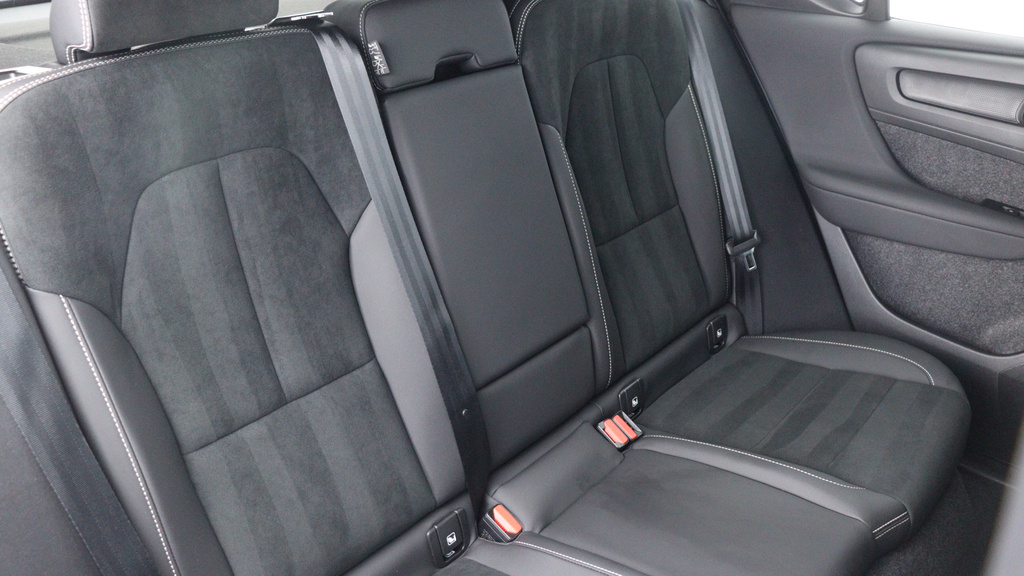 Volvo XC40 B3 P Plus Dark Park Camera, Heated Seats, Apple OY75UYO #6