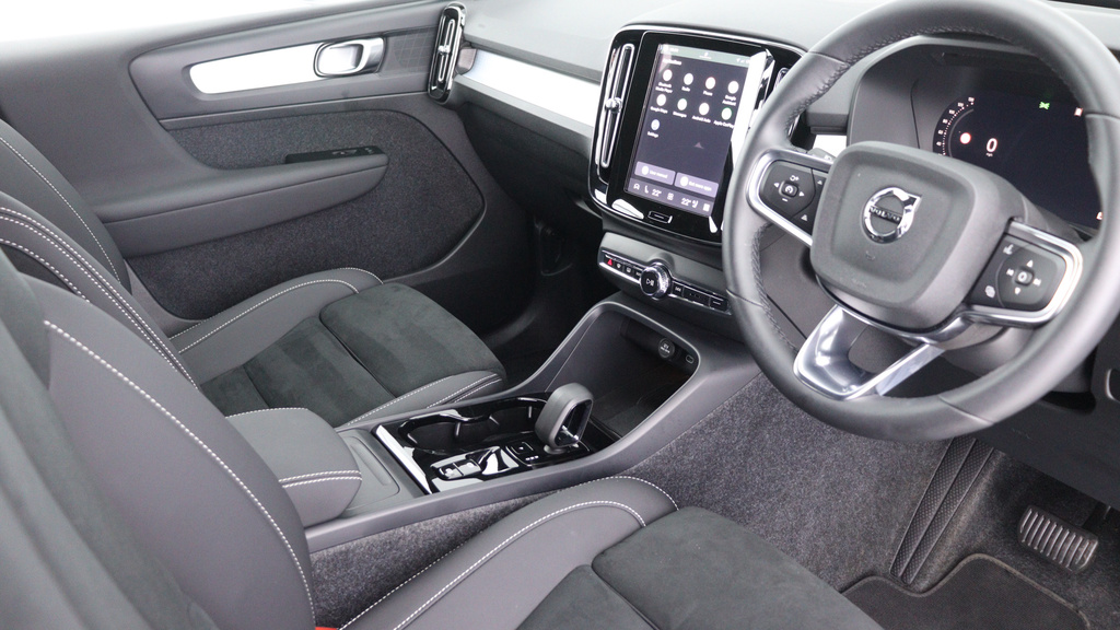 Volvo XC40 B3 P Plus Dark Park Camera, Heated Seats, Apple OY75UYO #4