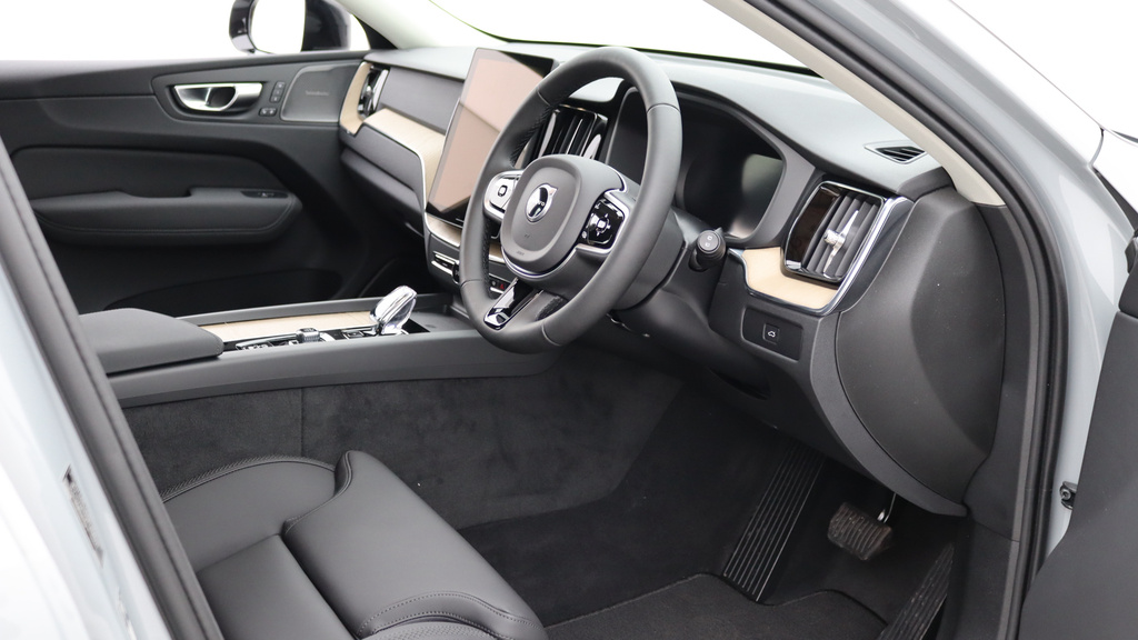 Volvo XC60 B5 P Awd Plus Dark 360 Camera, Leather, Adaptiv YC26XKA  #4