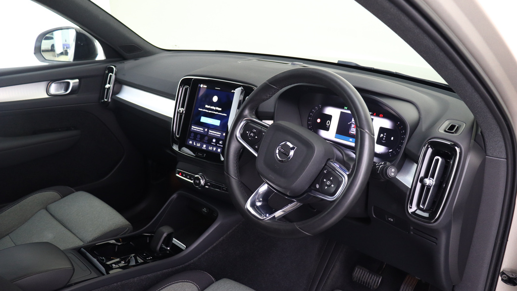 Volvo XC40 B3 P Plus Dark Park Camera, Heated Seats, Apple YY23USE  #4