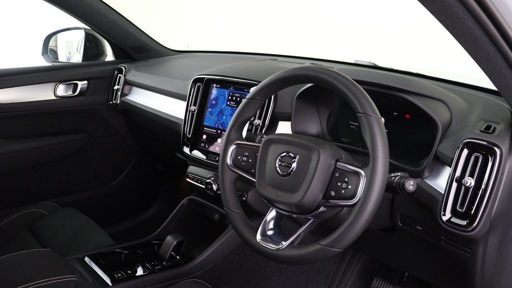 Volvo XC40 B3 P Plus Dark Park Camera, Heated Seats, Apple YK26LGR #4