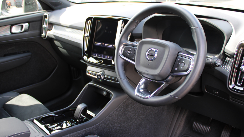 Volvo XC40 B4 P Plus Black Edition Park Camera, Heated Sea YF74VBX #4