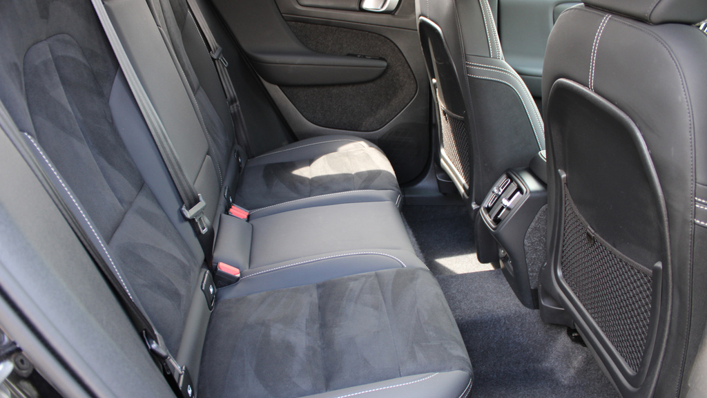 Volvo XC40 B4 P Plus Black Edition Park Camera, Heated Sea YF74VBX #6