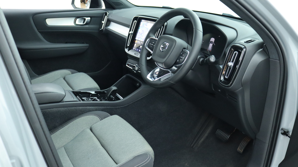 Volvo XC40 B3 P Plus Dark Low Tax, Park Camera, Heated Sea YA73KYO  #4