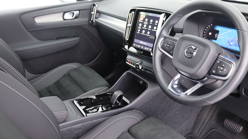 Volvo XC40 B3 P Plus Dark Low Tax, Park Camera, Heated Sea #4