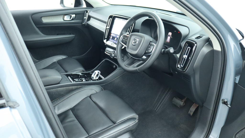 Volvo XC40 B3 P Dark 360 Camera, Heated Seats, Apple Carpl #4