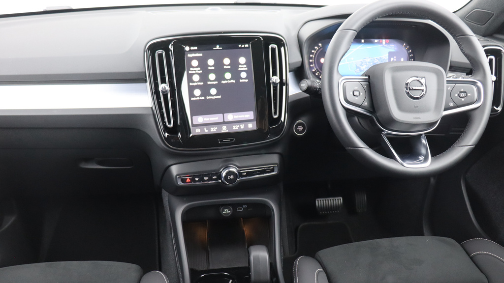 Volvo XC40 B3 P Plus Dark Park Camera, Heated Seats, Apple YG26JXM #5