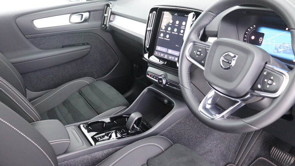 Volvo XC40 B3 P Plus Dark Park Camera, Heated Seats, Apple YG26JXM #4