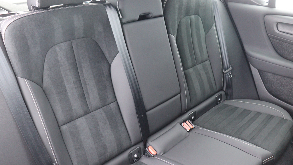 Volvo XC40 B3 P Plus Dark Park Camera, Heated Seats, Apple YG26JXM #6
