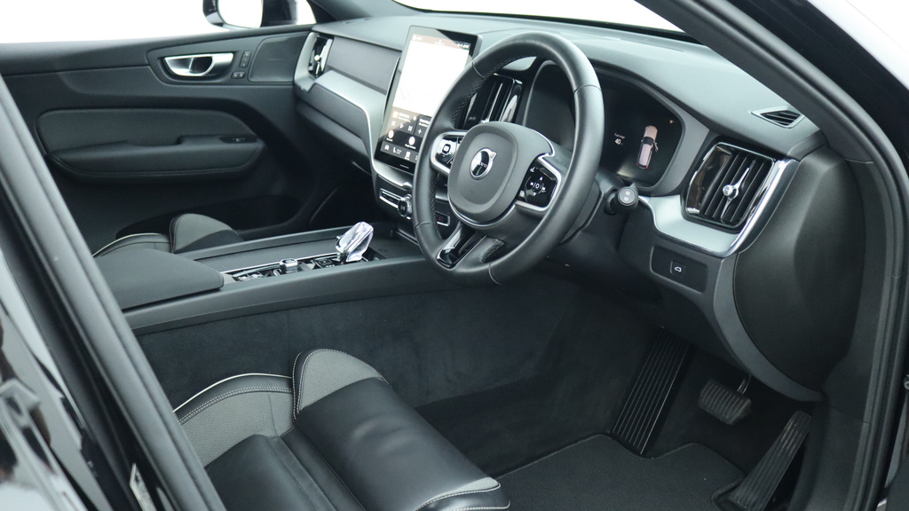 Volvo XC60 B5 P Awd Plus Black Edition Harmankardon Sound  #4