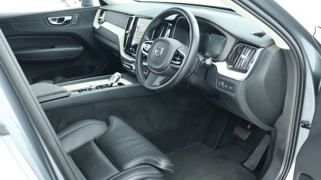 Volvo XC60 T6 Awd Phev Inscription Sunroof, Heated Seats, Pa  #4