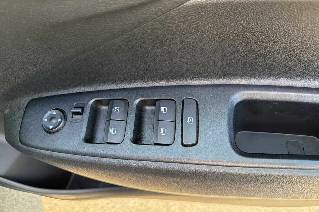 Hyundai I10 Hatchback White #20