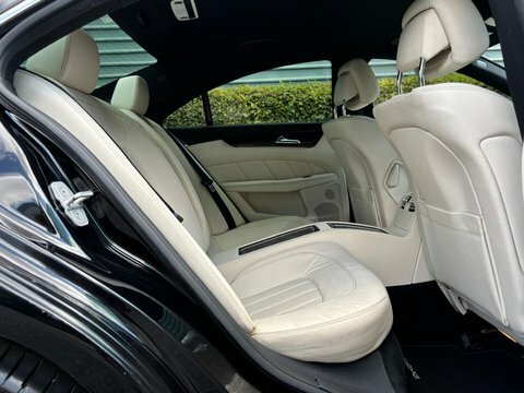 Mercedes-Benz CLS Amg Line White #30