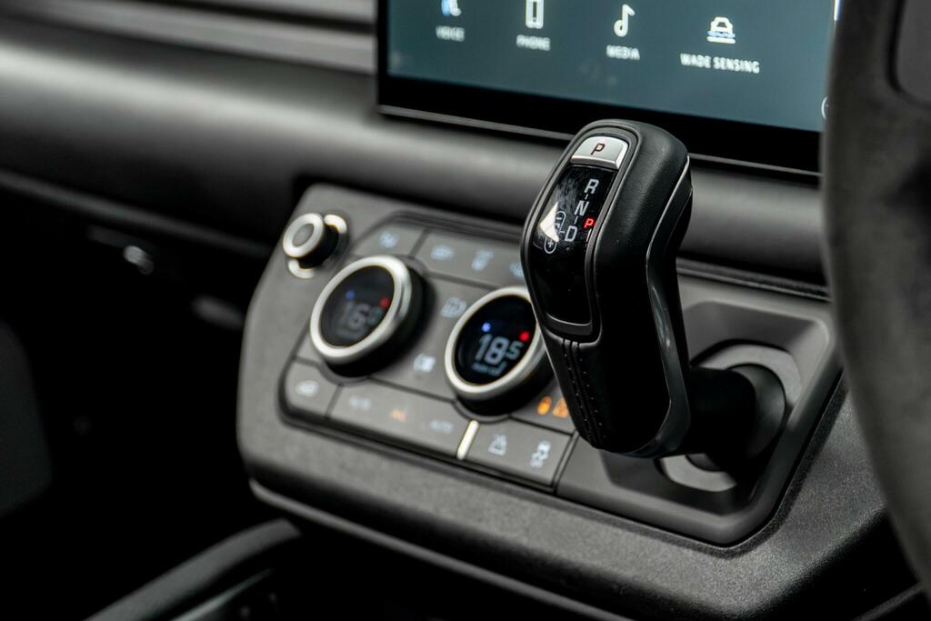 Land Rover Defender 130 X-dynamic Hse Grey #33