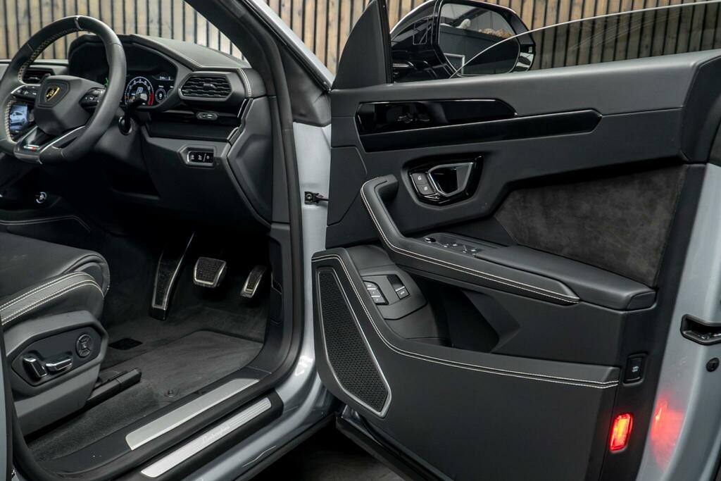 Lamborghini Urus 4L V8 S Black #31