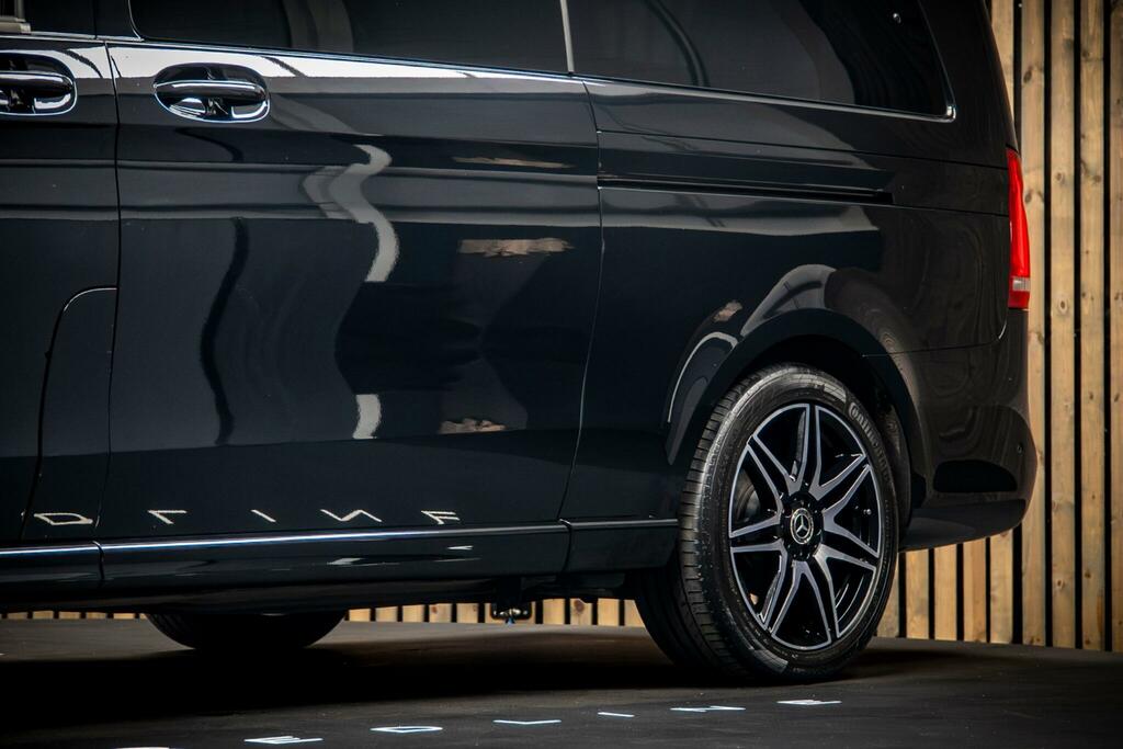 Mercedes-Benz V Class V 300 D Amg Black #13