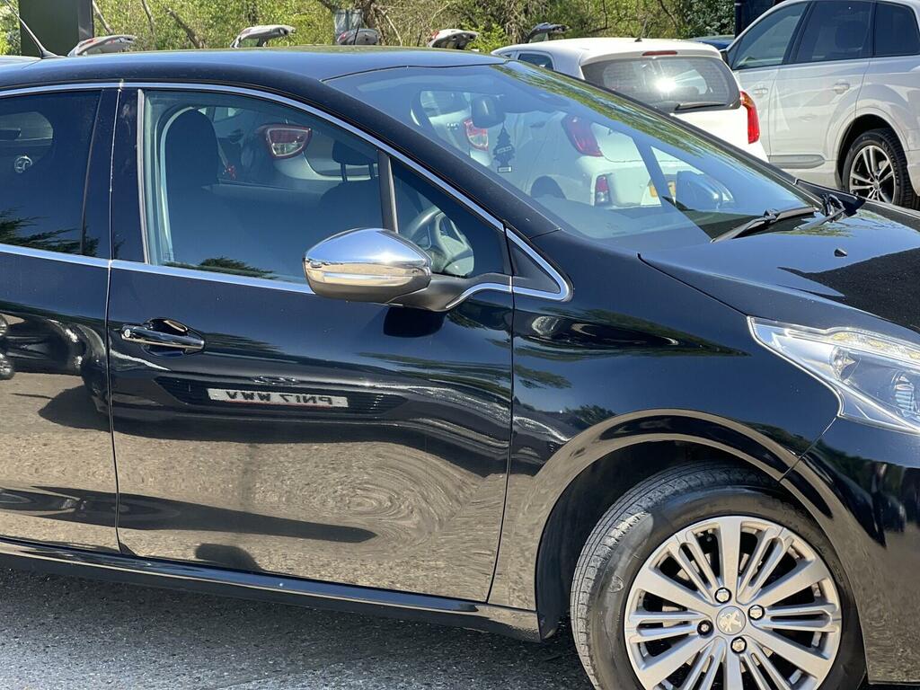 Peugeot 208 Allure Black #6