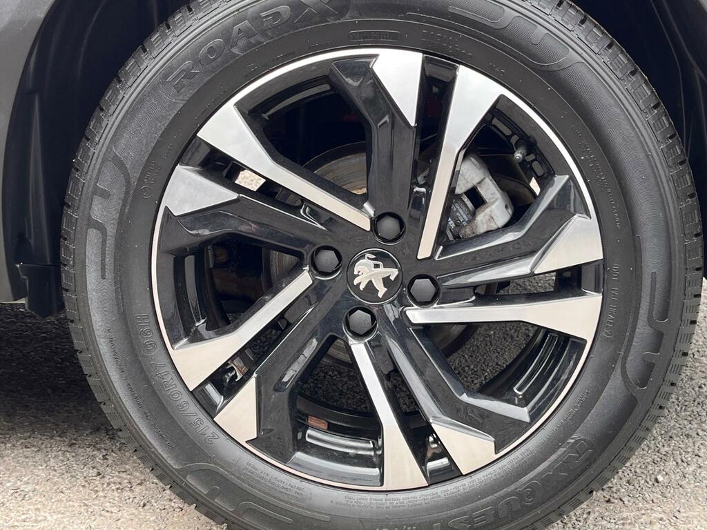 Peugeot 2008 1.2 Puretech Allure Premium Suv #4
