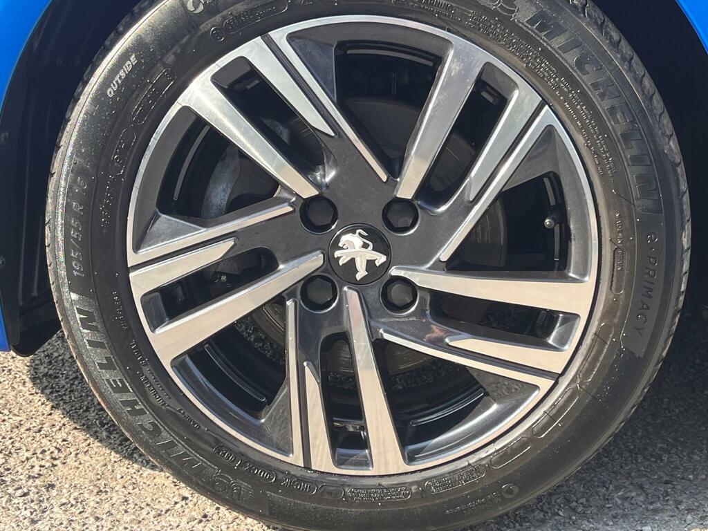 Peugeot 208 1.2 Puretech Allure Premium Hatchback #4
