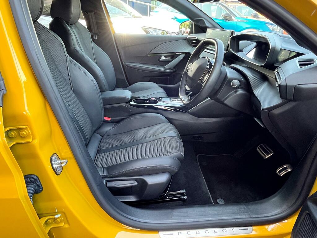 Peugeot e-208 Allure Premium Yellow #11