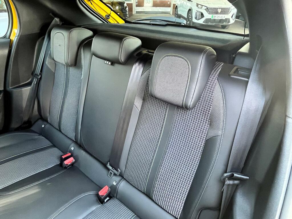 Peugeot e-208 Allure Premium Yellow #7
