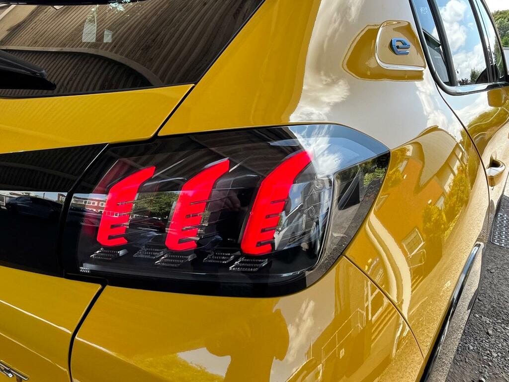 Peugeot e-208 Allure Premium Yellow #38