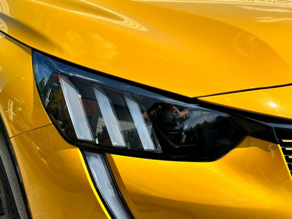 Peugeot e-208 Allure Premium Yellow #18