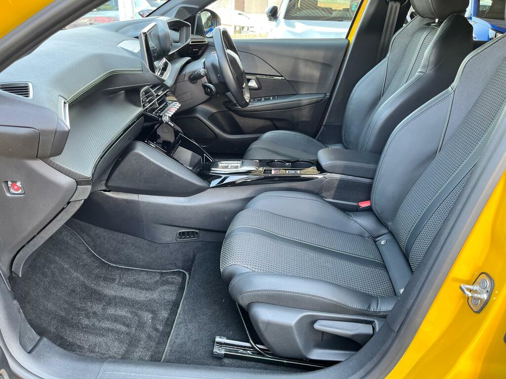 Peugeot e-208 Allure Premium Yellow #21