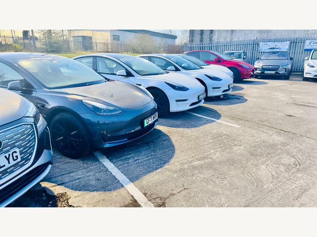 BMW i7 Saloon Blue #9