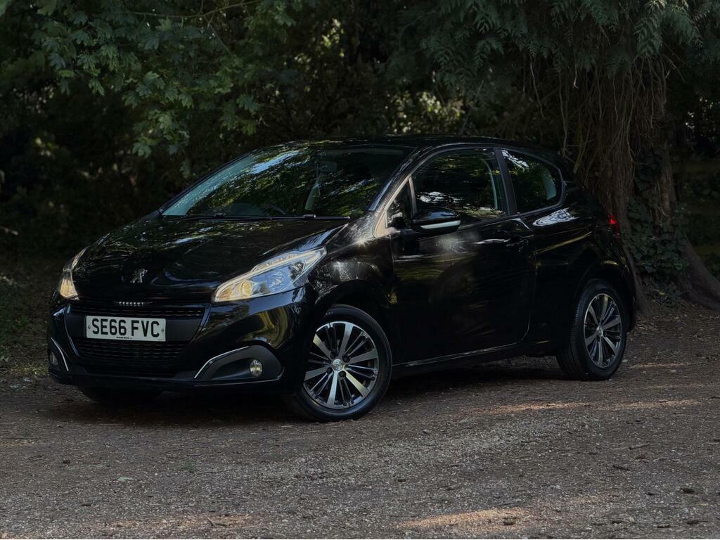 Peugeot 208 1.2 Puretech Black Edition Euro 6 White #1
