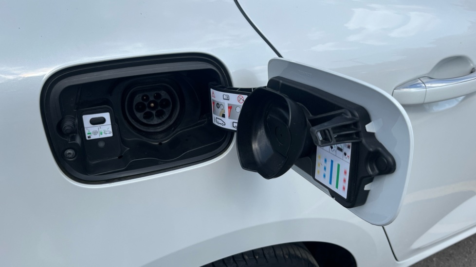 Renault Megane E-Tech 1.6 E-tech 9.8Kwh Iconic Sport Tourer P White #30
