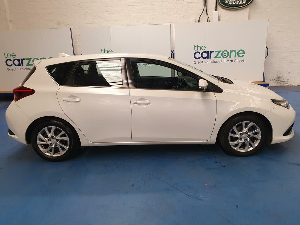 Toyota Auris Hatchback  #2