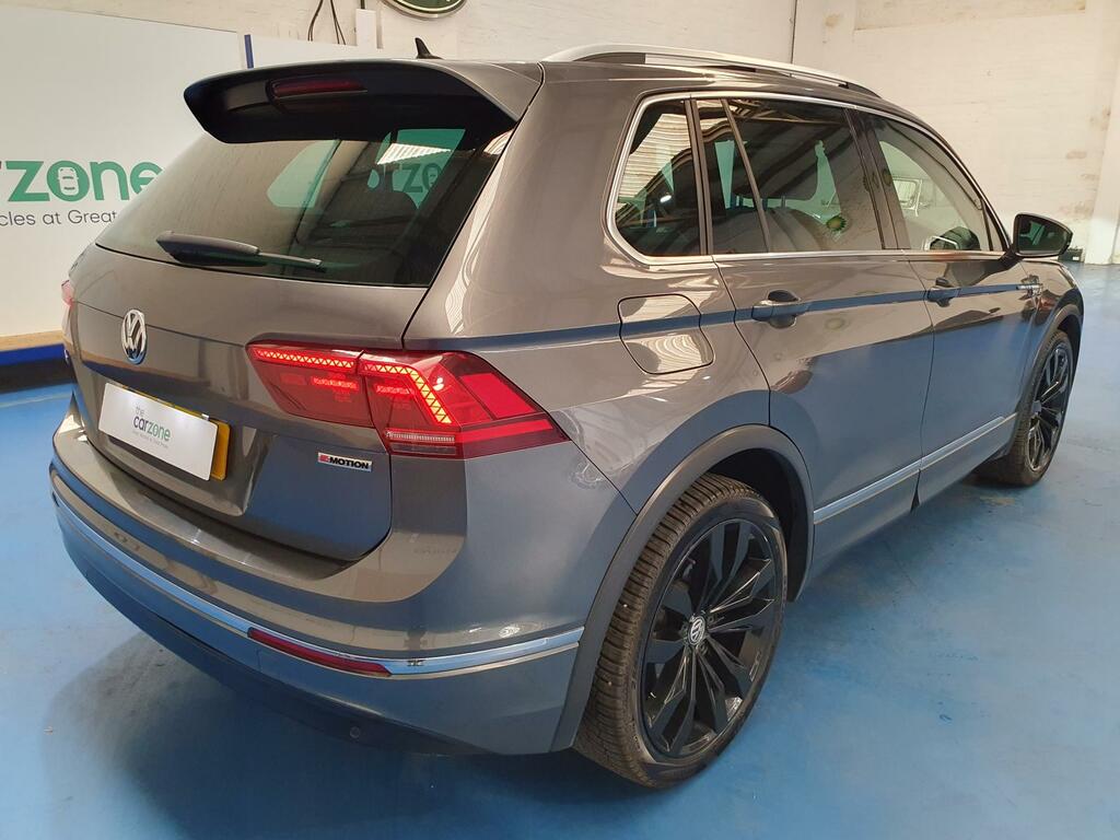 Volkswagen Tiguan Mpv Black #3