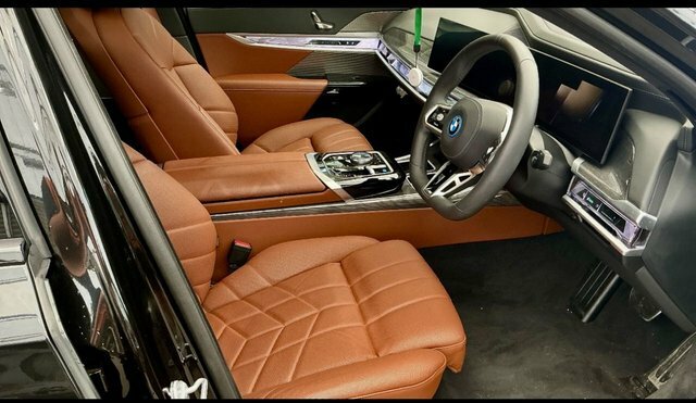 BMW i7 50 105.7Kwh M Sport Saloon Edriv Black #3