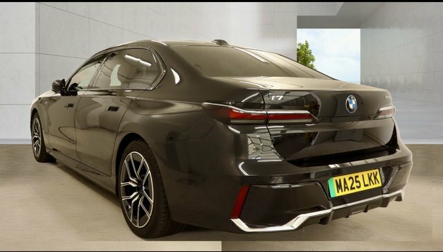 BMW i7 50 105.7Kwh M Sport Saloon Edriv Black #3
